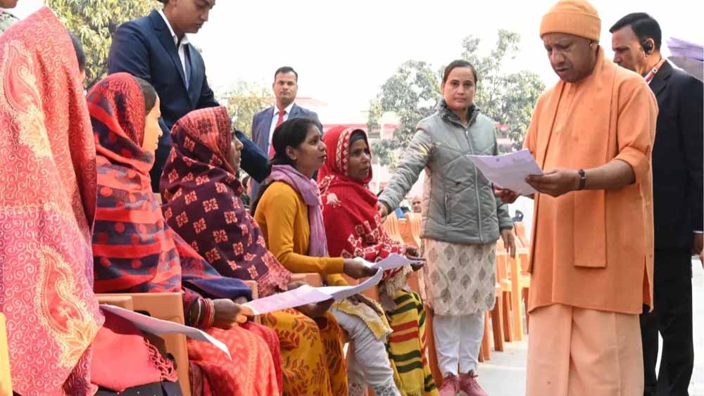 योगी ने जनता दर्शन में सुनीं 200 लोगों की समस्याएं, निस्तारण के दिए निर्देश
