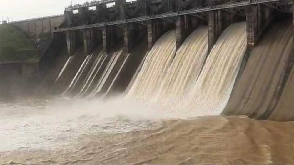 तवा डैम के तीन गेट खोले गए, निचले क्षेत्रों में बाढ़ का खतरा तवा डैम के तीन गेट खोले गए, निचले क्षेत्रों में बाढ़ का खतरा