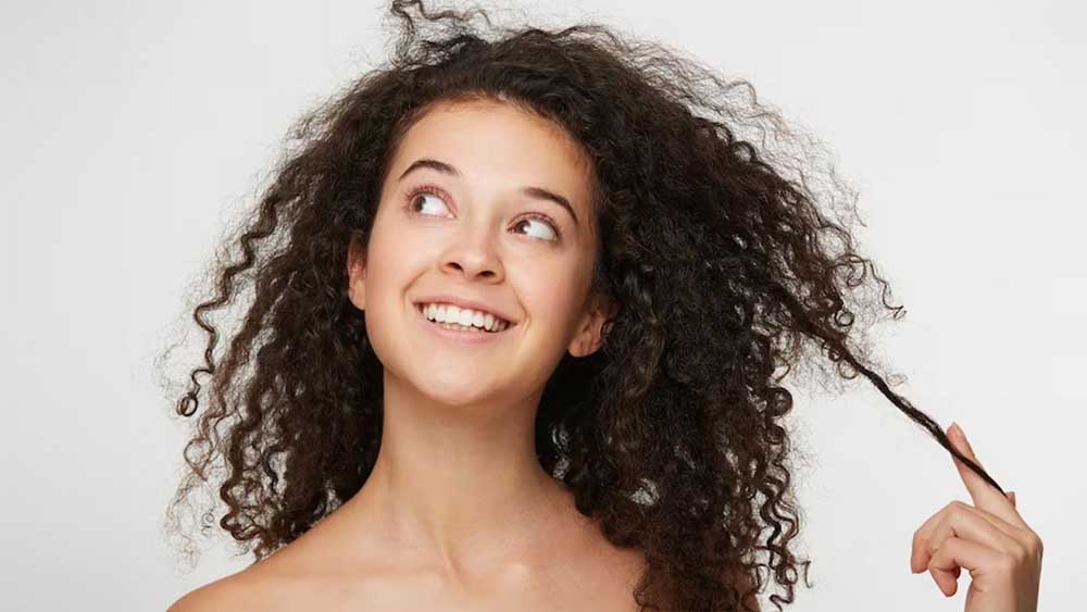 घुंघराले बालों की खूबसूरती बनाए रखें: अपनाएं ये असरदार DIY हेयर मास्क