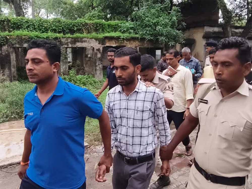 घूस लेते रंगेहाथ पकड़ा गया राजस्व कर्मचारी, 50 हजार की कर रहा था मांग घूस लेते रंगेहाथ पकड़ा गया राजस्व कर्मचारी, 50 हजार की कर रहा था मांग
