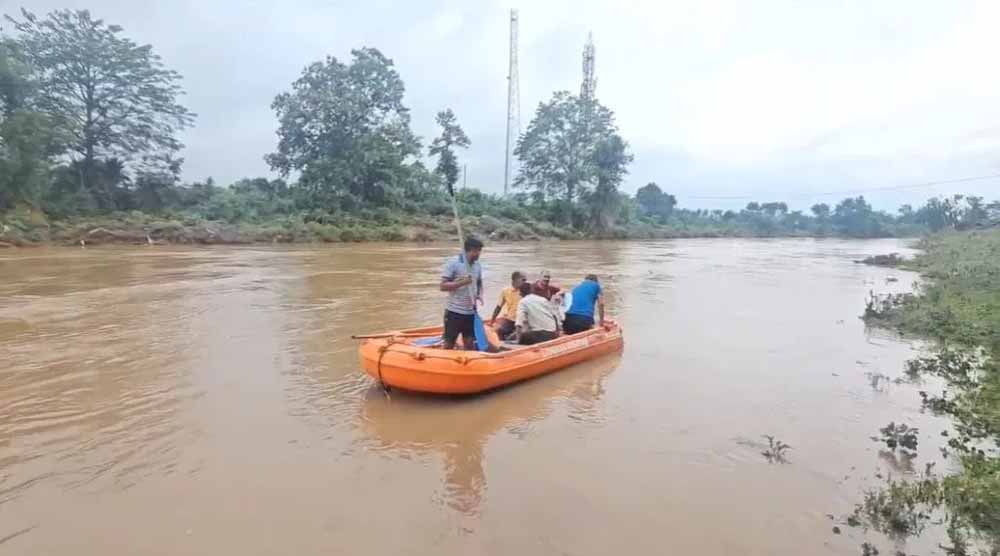 नहाने गया युवक बाढ़ में बहा, रेस्क्यू टीम कर रही तलाश नहाने गया युवक बाढ़ में बहा, रेस्क्यू टीम कर रही तलाश