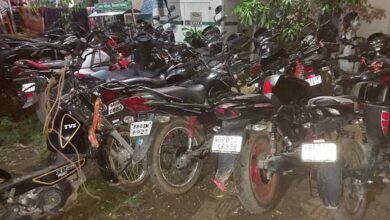 लॉटरी-जुए के अड्डे पर पुलिस ने छापा मारकर 12 बाइकों समेत एक आरोपी को किया गिरफ्तार