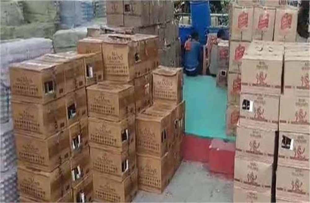 यूपी से लाई जा रही 3132 लीटर विदेशी शराब पकड़ी, तस्करी का अनोखा तरीका देख दंग रह गई पुलिस यूपी से लाई जा रही 3132 लीटर विदेशी शराब पकड़ी, तस्करी का अनोखा तरीका देख दंग रह गई पुलिस