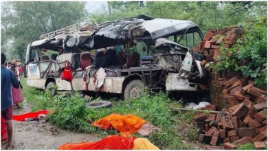 झपकी बनी हादसे की वजह: ट्रक से टकराई बस, पत्थरों पर चढ़कर ईंटों के ढेर में जा घुसी