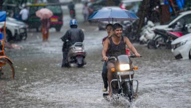आधे घंटे की बारिश ने दिल्ली को किया जलमग्न, सड़कों से एयरपोर्ट तक मची अफरा-तफरी