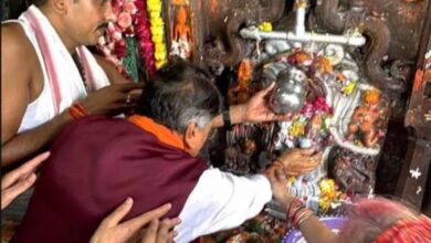 नागपंचमी पर नागचंद्रेश्वर पहुंचे मंत्री कैलाश विजयवर्गीय, बोले- हर साल आता हूं इनके द्वार