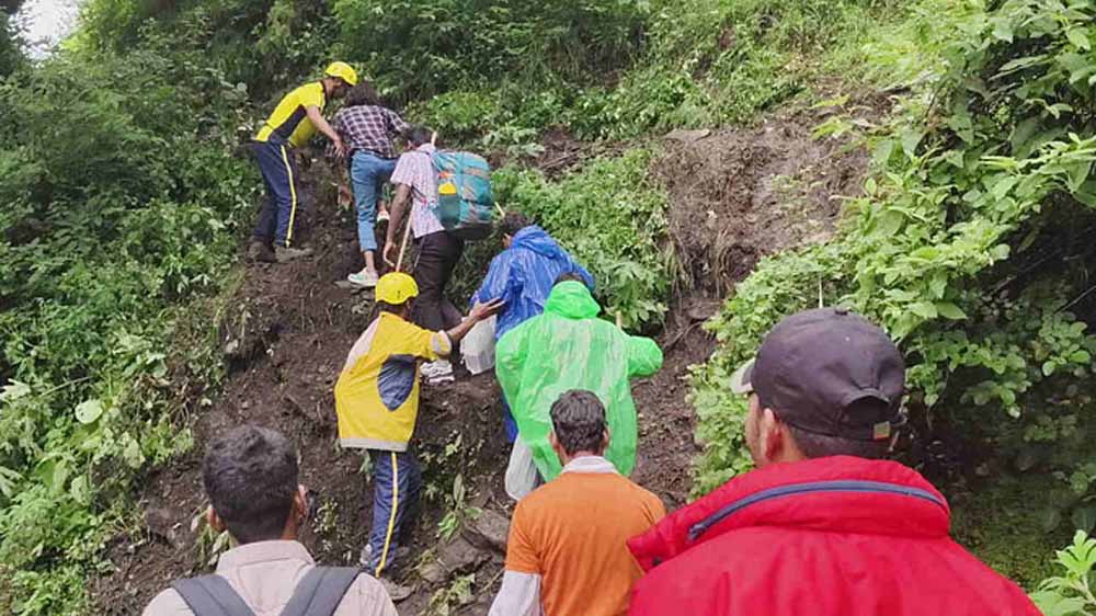 सोनप्रयाग-गौरीकुंड मार्ग पर भूस्खलन, केदारनाथ यात्रा तीन दिन के लिए ठप