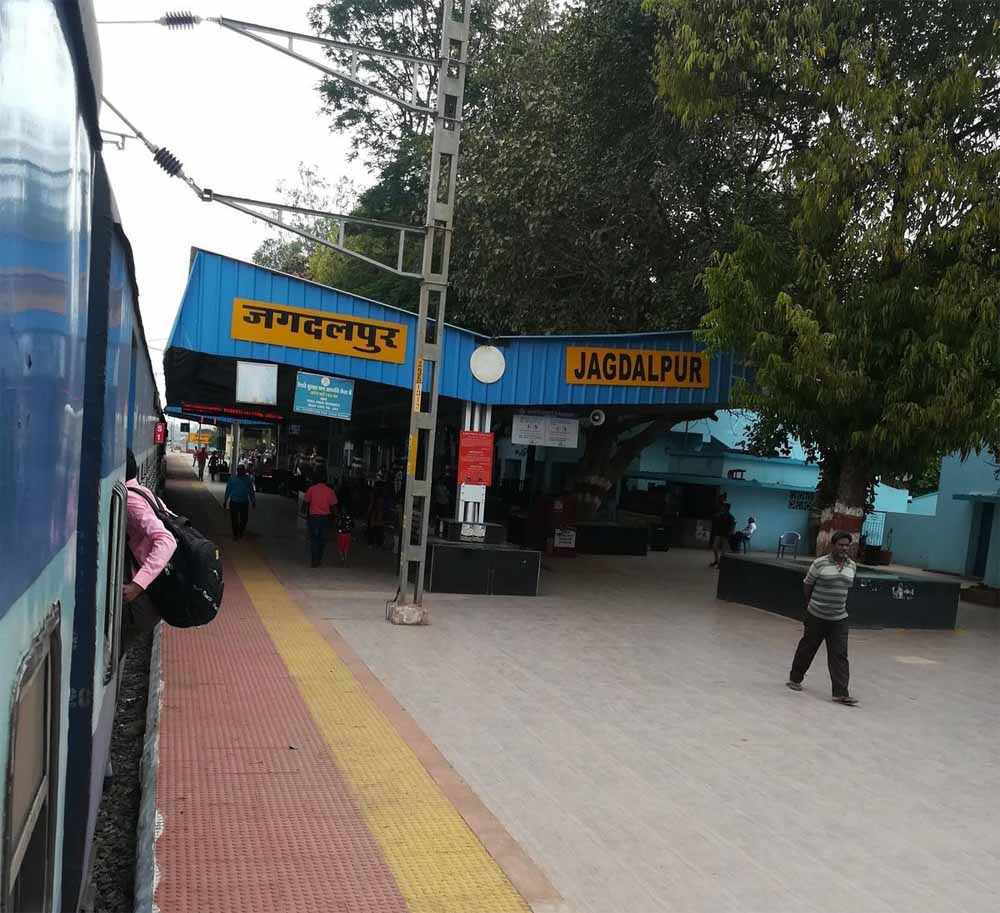 28 दिन बाद केके रेल लाइन पर दौड़ीं यात्री ट्रेनें, मुसाफिरों के चेहरे खिले 28 दिन बाद केके रेल लाइन पर दौड़ीं यात्री ट्रेनें, मुसाफिरों के चेहरे खिले