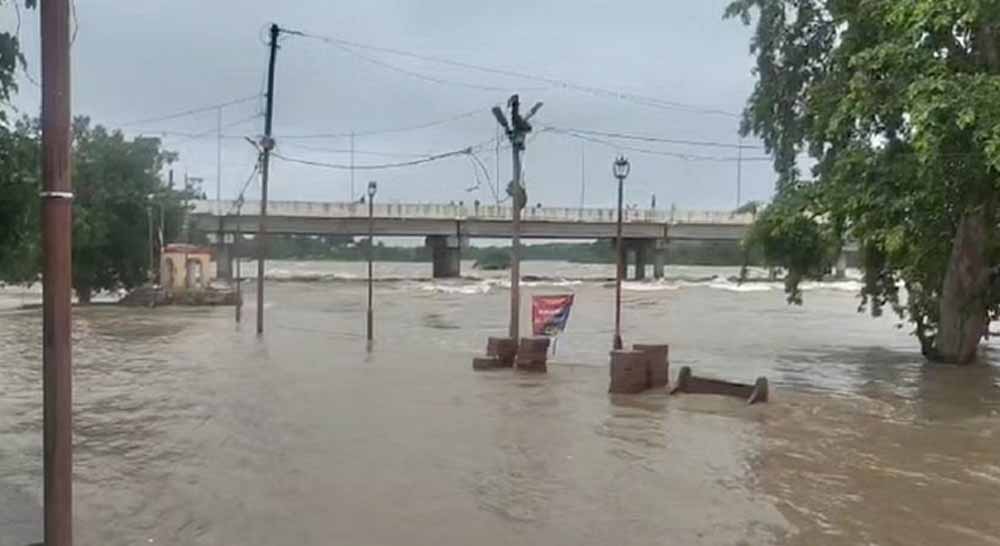 बेतवा में उफान, सात जिलों में हाईअलर्ट; कई बांधों से छोड़ा गया पानी बेतवा में उफान, सात जिलों में हाईअलर्ट; कई बांधों से छोड़ा गया पानी
