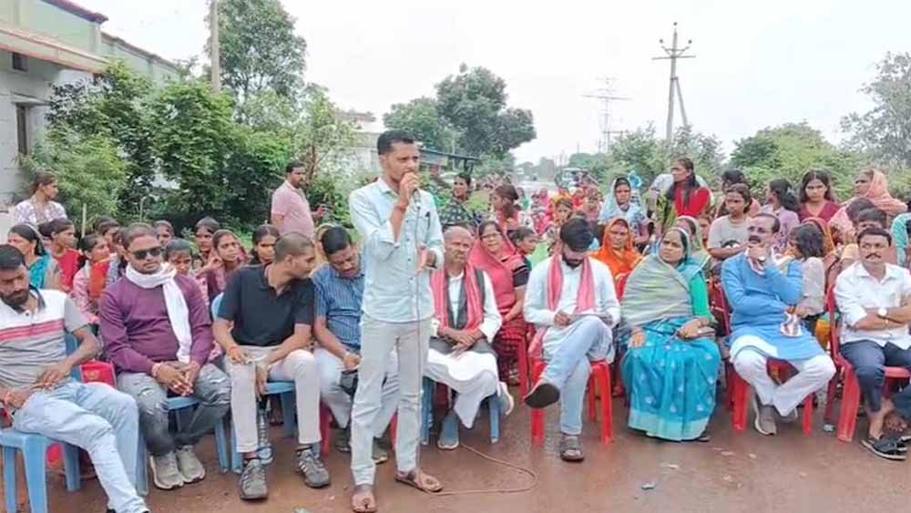 स्कूल शिक्षिका को हटाने की मांग को लेकर ग्रामीणों ने नेशनल हाइवे पर किया चक्काजाम स्कूल शिक्षिका को हटाने की मांग को लेकर ग्रामीणों ने नेशनल हाइवे पर किया चक्काजाम