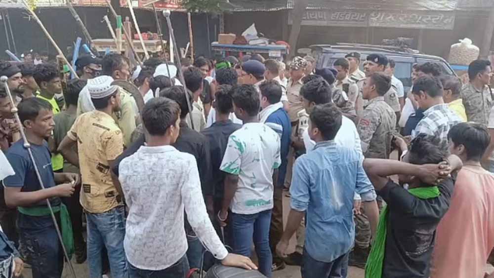 हाजीपुर के करबला में दो मोहर्रम जुलूस आपस में भिड़े, जमकर हुई पत्थरबाजी हाजीपुर के करबला में दो मोहर्रम जुलूस आपस में भिड़े, जमकर हुई पत्थरबाजी