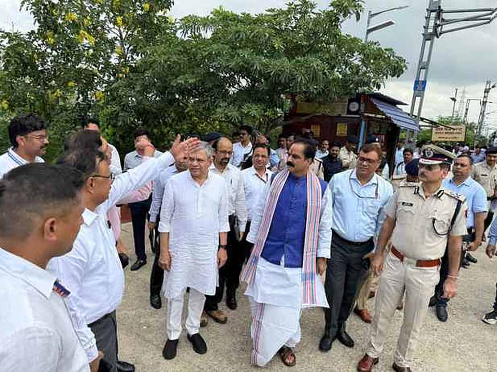 रेल मंत्री पहुंचे हाजीपुर जंक्शन, किया निरीक्षण