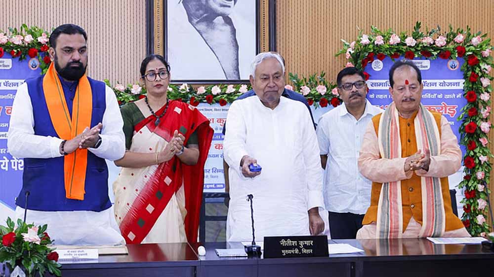 सीएम नीतीश कुमार ने सामाजिक सुरक्षा पेंशन की बढ़ी हुई राशि एक करोड़ 11 लाख लोगों के खाते में की ट्रांसफर