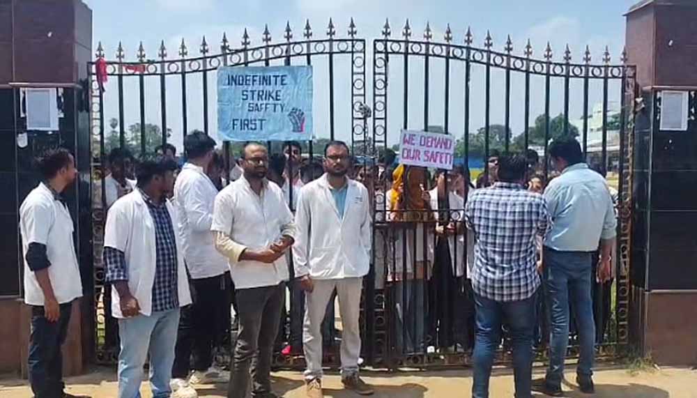 मेडिकल के छात्र अनिश्चितकालीन हड़ताल पर, कर रहे सुरक्षा मांग