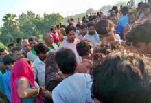 पुलिस वाहन की टक्कर से एक युवक की मौत, दूसरा गंभीर, परिजन भड़के