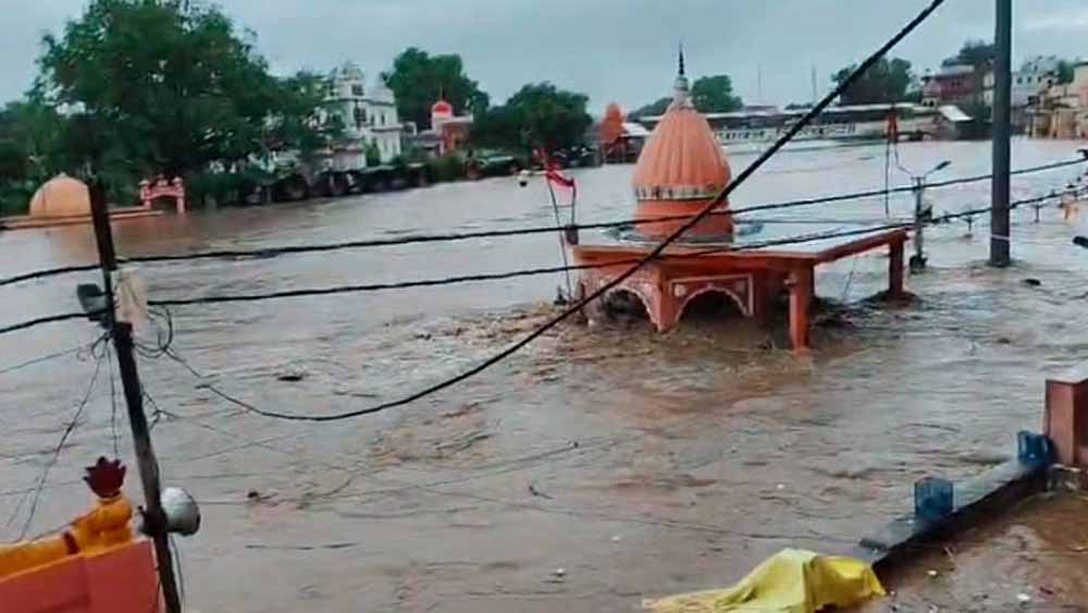 बुंदेलखंड और पूर्वांचल में भारी बारिश का कहर: 13 की मौत, राहत की उम्मीद नहीं बुंदेलखंड और पूर्वांचल में भारी बारिश का कहर: 13 की मौत, राहत की उम्मीद नहीं