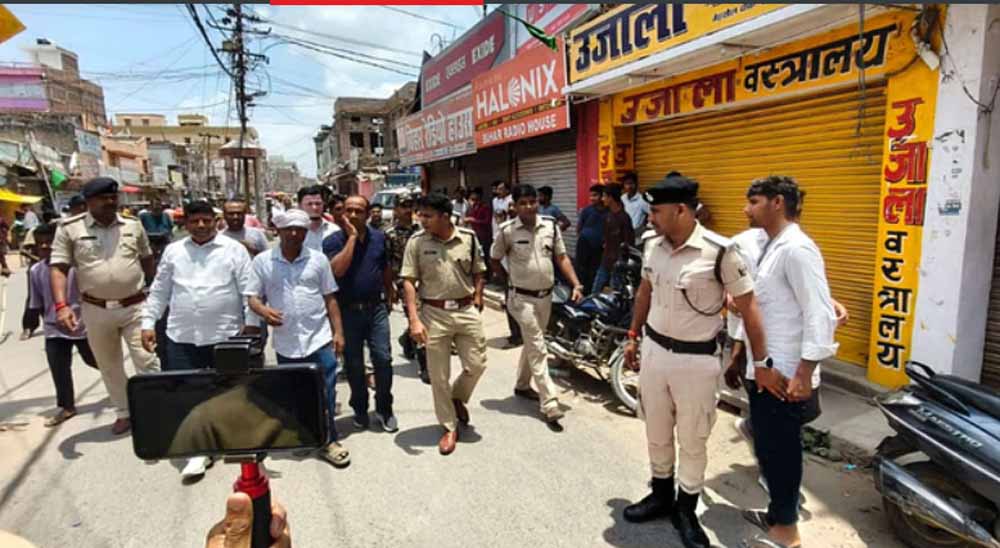 सीतामढ़ी में दिनदहाड़े प्रॉपर्टी डीलर की हत्या, गुस्साए लोगों ने की सड़क जाम सीतामढ़ी में दिनदहाड़े प्रॉपर्टी डीलर की हत्या, गुस्साए लोगों ने की सड़क जाम