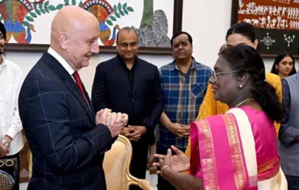 द्रौपदी मुर्मू ने देखी फिल्म तन्वी द ग्रेट, अनुपम खेर ने कहा हमारे लिये गर्व का पल द्रौपदी मुर्मू ने देखी फिल्म तन्वी द ग्रेट, अनुपम खेर ने कहा हमारे लिये गर्व का पल