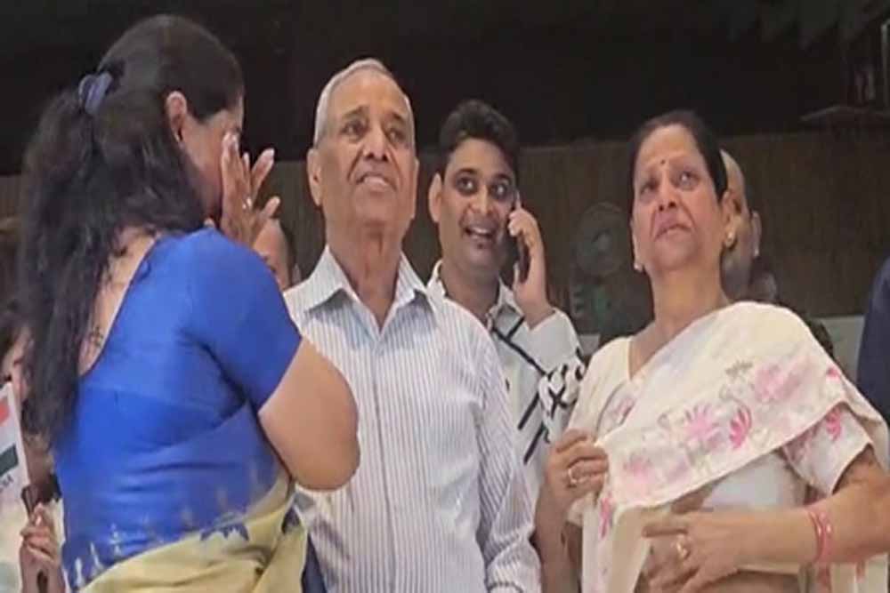 देश लौटे अंतरिक्ष यात्री शुभांशु शुक्ला, माता-पिता बोले – ‘हमारा बेटा पूरे भारत का गौरव’ देश लौटे अंतरिक्ष यात्री शुभांशु शुक्ला, माता-पिता बोले – ‘हमारा बेटा पूरे भारत का गौरव’