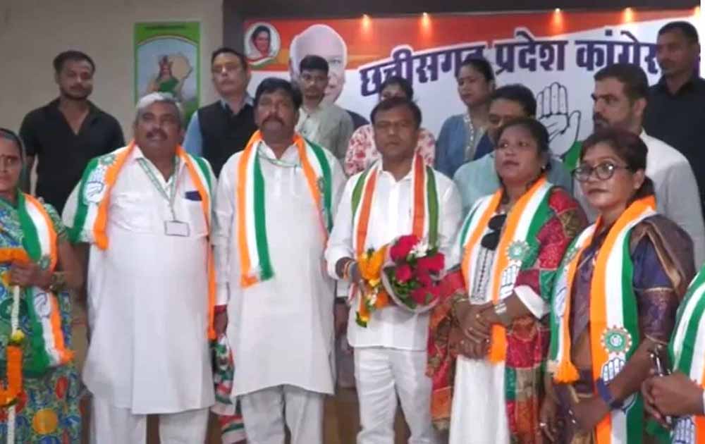 छत्तीसगढ़ में सियासी उलटफेर: शिवसेना महिला विंग की प्रदेश अध्यक्ष समेत पूरी टीम कांग्रेस में शामिल छत्तीसगढ़ में सियासी उलटफेर: शिवसेना महिला विंग की प्रदेश अध्यक्ष समेत पूरी टीम कांग्रेस में शामिल