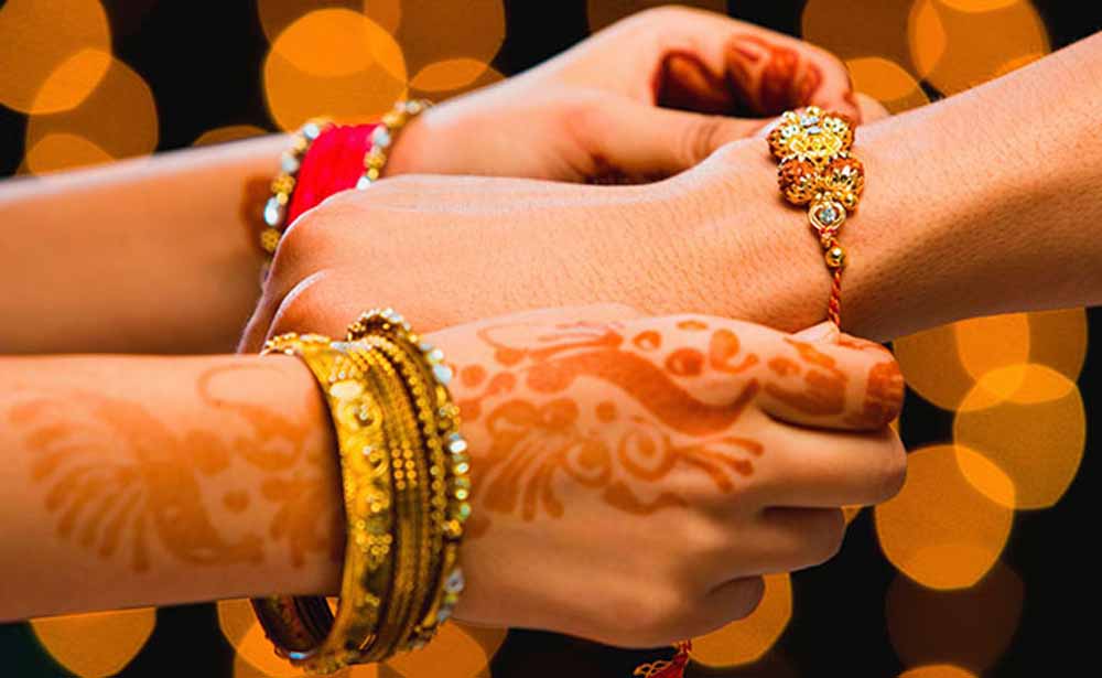 राखी सिर्फ भाई के लिए नहीं! जानिए शास्त्रों में किन-किन को बांधी जा सकती है राखी राखी सिर्फ भाई के लिए नहीं! जानिए शास्त्रों में किन-किन को बांधी जा सकती है राखी