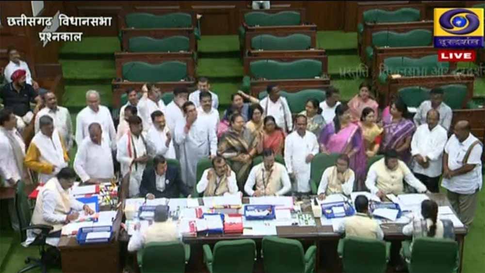 खाद संकट पर फूटा विपक्ष का गुस्सा: मंत्री के जवाब से असंतुष्ट विधायक गर्भगृह में धरने पर बैठे