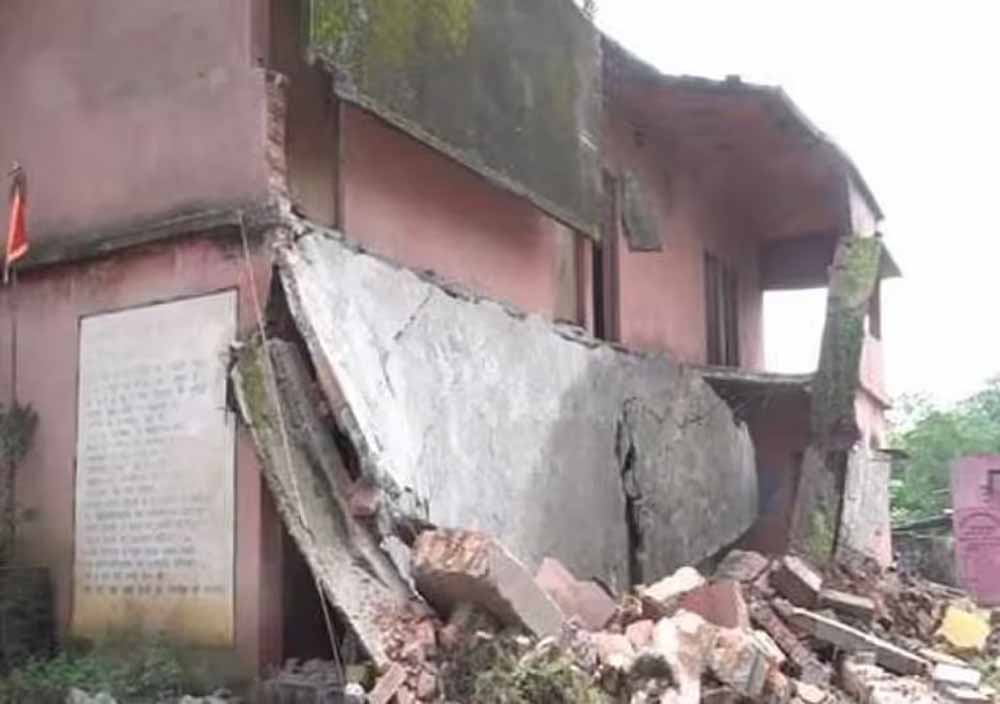 झारखंड में भारी बारिश का कहर: सरकारी स्कूल की छत गिरी, 1 व्यक्ति की मौत झारखंड में भारी बारिश का कहर: सरकारी स्कूल की छत गिरी, 1 व्यक्ति की मौत