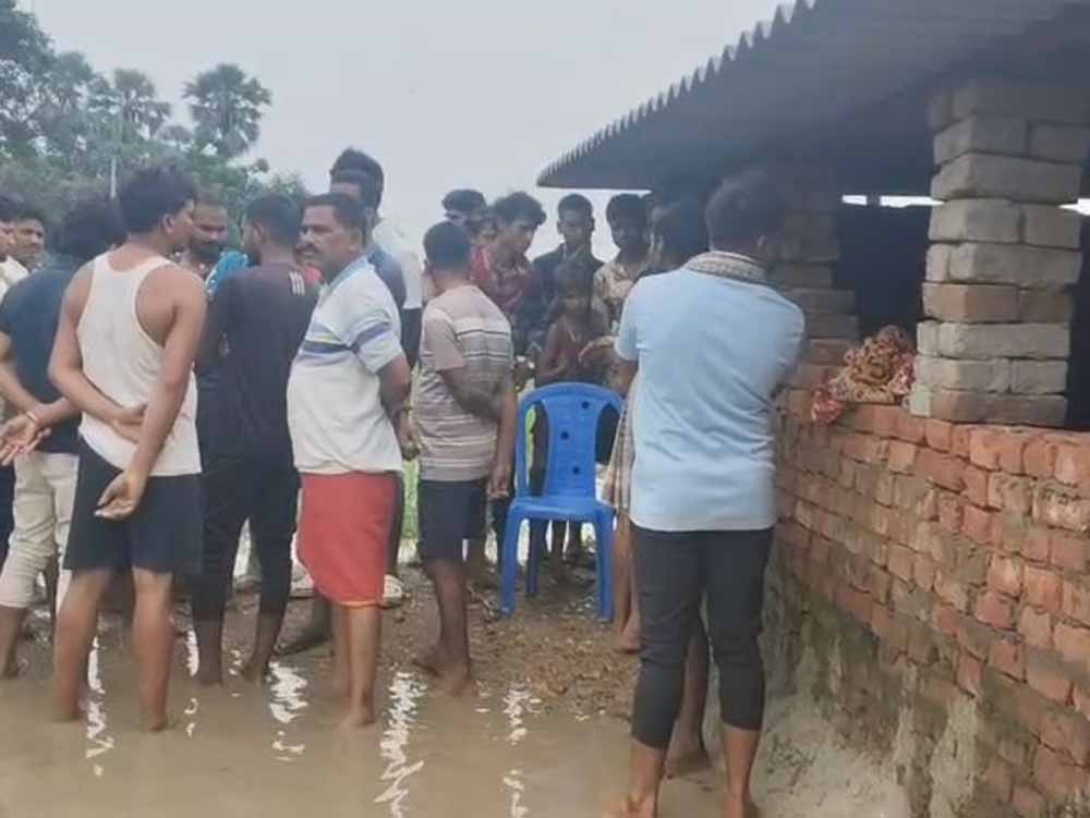 गौशाला में सोते वक्त JDU नेता के पिता की नृशंस हत्या, धारदार हथियार से किए गए कई वार गौशाला में सोते वक्त JDU नेता के पिता की नृशंस हत्या, धारदार हथियार से किए गए कई वार