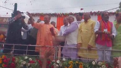 मेरठ में सीएम योगी का कांवड़ियों को सम्मान, हुड़दंगियों को दी कड़ी चेतावनी