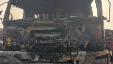 लातेहार कोलफील्ड में आतंक: अपराधियों ने दो वाहनों को किया आग के हवाले