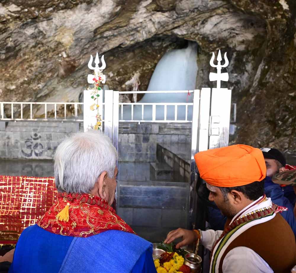 अमरनाथ यात्रा का 18वां दिन: चाक-चौबंद सुरक्षा व्यवस्था के बीच 4 हजार तीर्थयात्रियों का जत्था हुआ जम्मू से रवाना अमरनाथ यात्रा का 18वां दिन: चाक-चौबंद सुरक्षा व्यवस्था के बीच 4 हजार तीर्थयात्रियों का जत्था हुआ जम्मू से रवाना