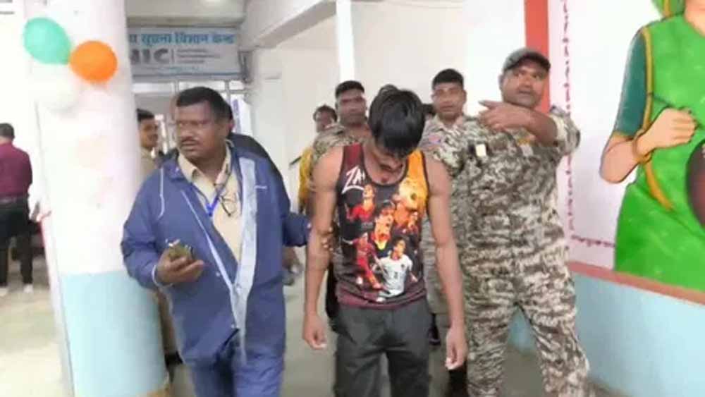 आवास की मांग में आत्मदाह का प्रयास: युवक ने कलेक्ट्रेट के सामने खुद पर डाला पेट्रोल आवास की मांग में आत्मदाह का प्रयास: युवक ने कलेक्ट्रेट के सामने खुद पर डाला पेट्रोल