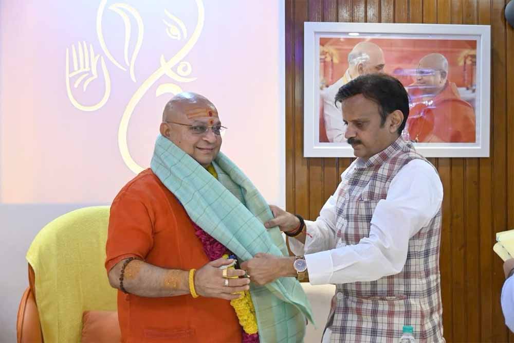 उपमुख्यमंत्री शुक्ल ने आचार्य बालकानंद गिरी से की सौजन्य भेंट उपमुख्यमंत्री शुक्ल ने आचार्य बालकानंद गिरी से की सौजन्य भेंट