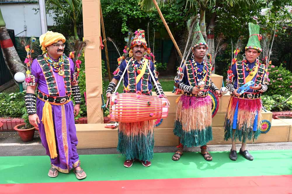 मुख्यमंत्री निवास में हरेली उत्सव: पारंपरिक लोक यंत्रों के साथ सुंदर नाचा का हो रहा आयोजन मुख्यमंत्री निवास में हरेली उत्सव: पारंपरिक लोक यंत्रों के साथ सुंदर नाचा का हो रहा आयोजन