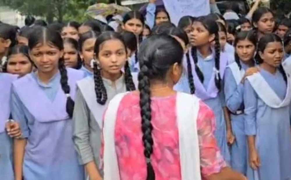 बारिश में भीगते छात्राओं का हाइवे जाम, शिक्षकों के तबादले पर जताया विरोध बारिश में भीगते छात्राओं का हाइवे जाम, शिक्षकों के तबादले पर जताया विरोध