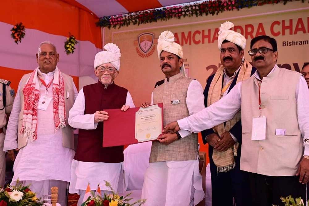 पूर्व CM रघुवर दास को मिली डॉक्टरेट की मानद उपाधि, राज्यपाल ने किया सम्मानित