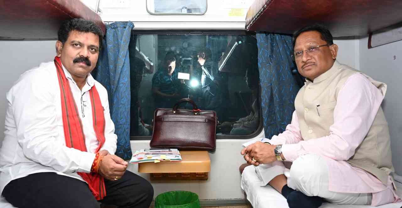 मुख्यमंत्री विष्णु देव साय ट्रेन से सरगुजा के लिए हुए रवाना मुख्यमंत्री विष्णु देव साय ट्रेन से सरगुजा के लिए हुए रवाना