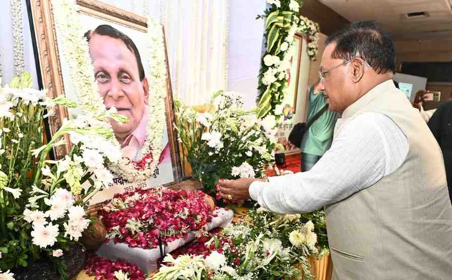 सभी को हँसाने वाला कवि हमें रुलाकर चला गया – मुख्यमंत्री साय