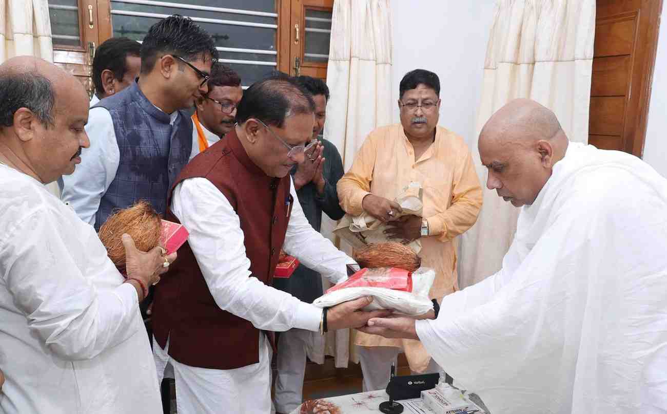 मुख्यमंत्री विष्णु देव साय गुरु पूर्णिमा के अवसर पर रायगढ़ जिले के ग्राम बनोरा स्थित अघोर गुरुपीठ में गुरु दर्शन के लिए पहुंचे मुख्यमंत्री विष्णु देव साय गुरु पूर्णिमा के अवसर पर रायगढ़ जिले के ग्राम बनोरा स्थित अघोर गुरुपीठ में गुरु दर्शन के लिए पहुंचे