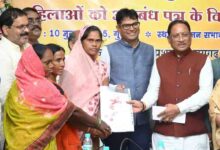 मुख्यमंत्री विष्णुदेव साय ने रेडी टू ईट निर्माण एवं वितरण हेतु रायगढ़ में 10 महिला स्व-सहायता समूहों को सौंपे अनुबंध पत्र