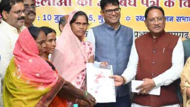 मुख्यमंत्री विष्णुदेव साय ने रेडी टू ईट निर्माण एवं वितरण हेतु रायगढ़ में 10 महिला स्व-सहायता समूहों को सौंपे अनुबंध पत्र