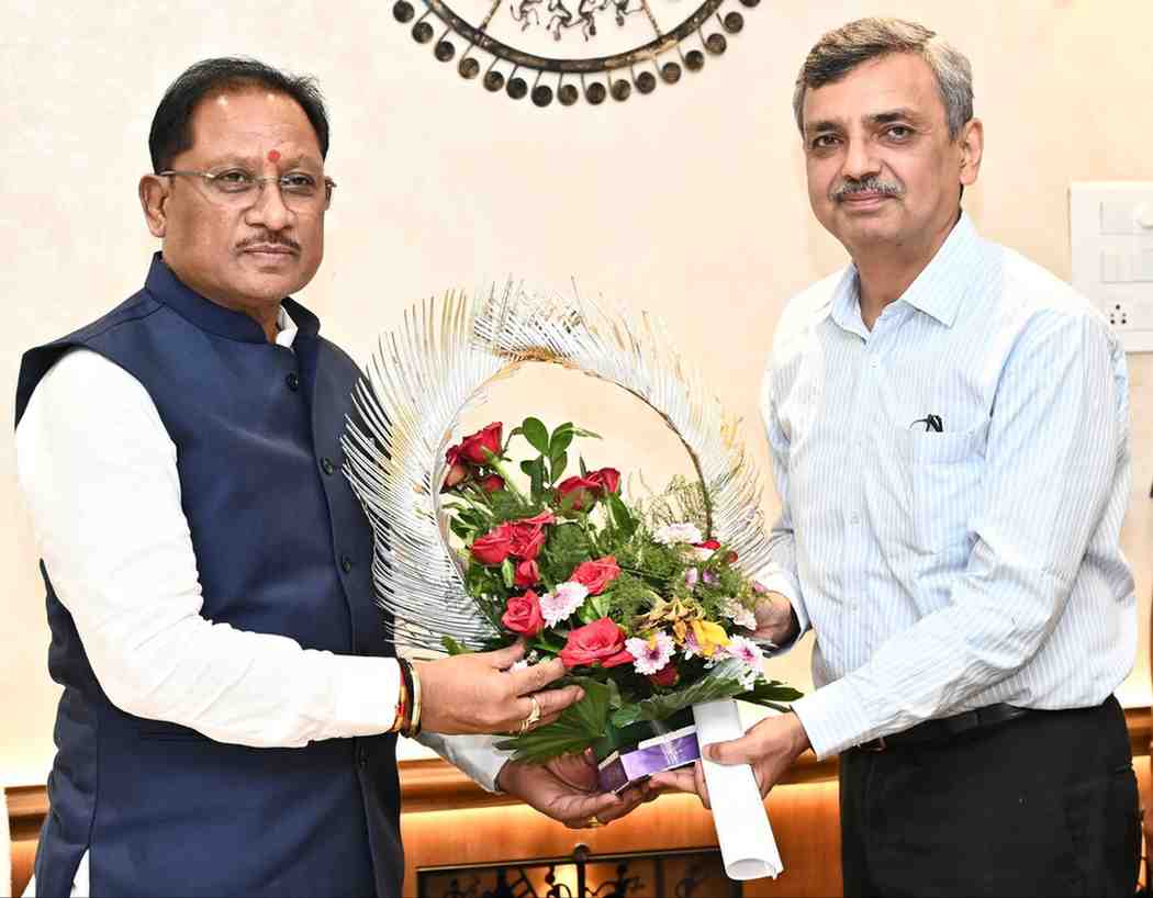 मुख्यमंत्री साय से भारत सरकार में भूमि संसाधन सचिव ने की सौजन्य भेंट मुख्यमंत्री साय से भारत सरकार में भूमि संसाधन सचिव ने की सौजन्य भेंट