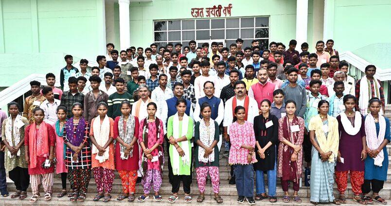 बस्तर के बच्चों का स्वर्णिम भविष्य सुनिश्चित करने के लिए सरकार प्रतिबद्ध – मुख्यमंत्री विष्णुदेव साय बस्तर के बच्चों का स्वर्णिम भविष्य सुनिश्चित करने के लिए सरकार प्रतिबद्ध – मुख्यमंत्री विष्णुदेव साय