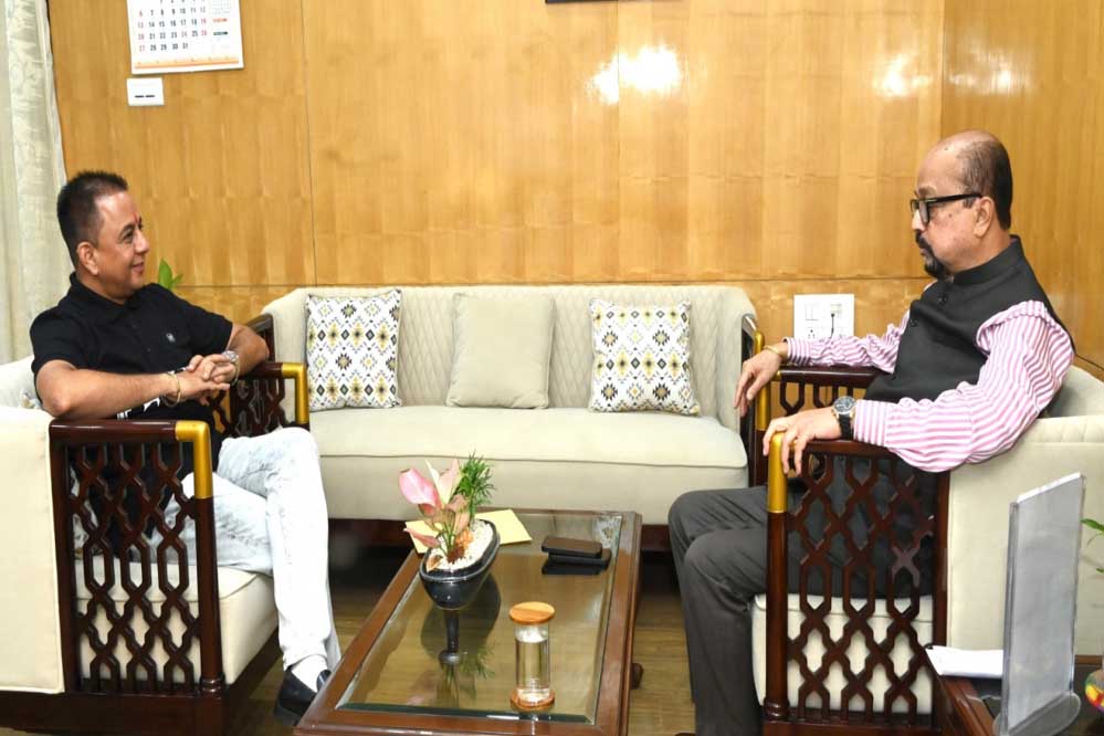 रायपुर : राज्यपाल डेका से हरिभूमि के प्रधान संपादक ने सौजन्य की भेंट रायपुर : राज्यपाल डेका से हरिभूमि के प्रधान संपादक ने सौजन्य की भेंट
