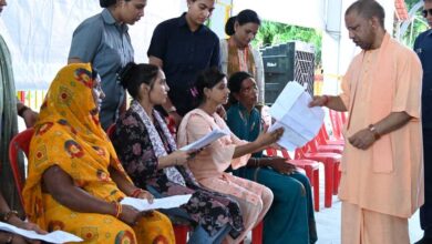 सीएम योगी ने मंदिर परिसर में जनता दर्शन किया, 200 लोगों की समस्याओं को सुना