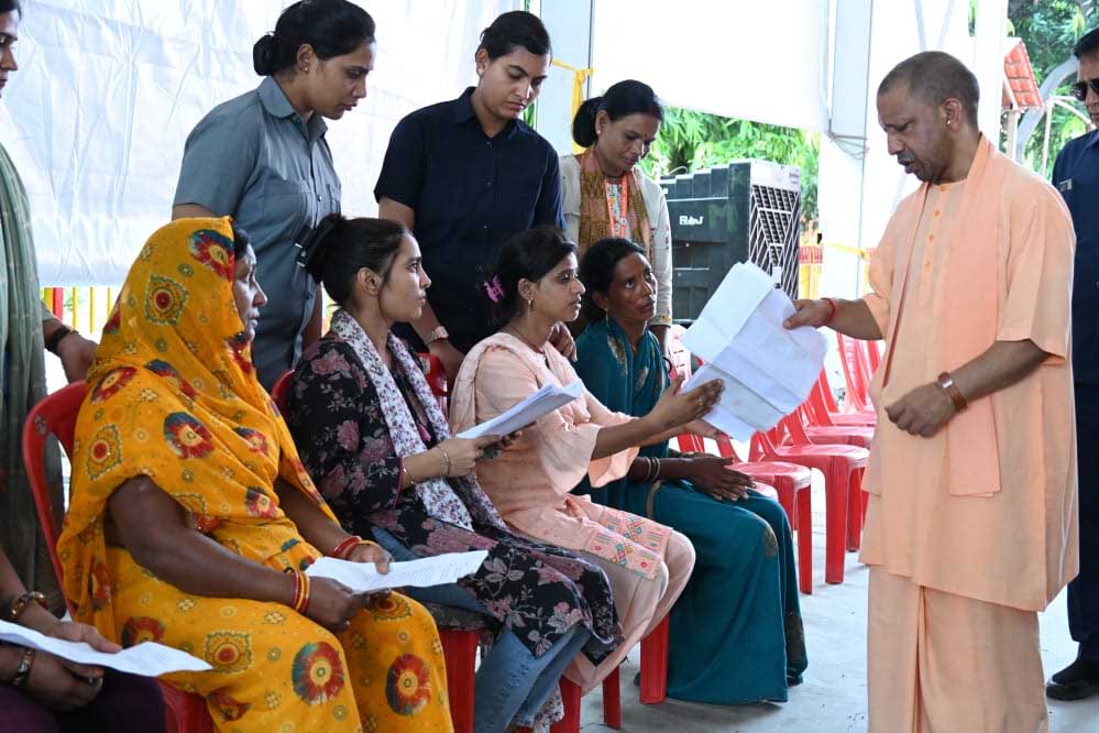 सीएम योगी ने मंदिर परिसर में जनता दर्शन किया, 200 लोगों की समस्याओं को सुना सीएम योगी ने मंदिर परिसर में जनता दर्शन किया, 200 लोगों की समस्याओं को सुना