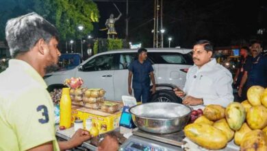 बिना काफिले के अचानक न्यू मार्केट पहुंचे सीएम, खुद खरीदे फल, सिग्नल पर रेड लाइट देखकर रोकी गाड़ी