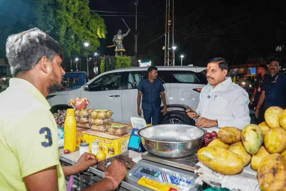 बिना काफिले के अचानक न्यू मार्केट पहुंचे सीएम, खुद खरीदे फल, सिग्नल पर रेड लाइट देखकर रोकी गाड़ी बिना काफिले के अचानक न्यू मार्केट पहुंचे सीएम, खुद खरीदे फल, सिग्नल पर रेड लाइट देखकर रोकी गाड़ी