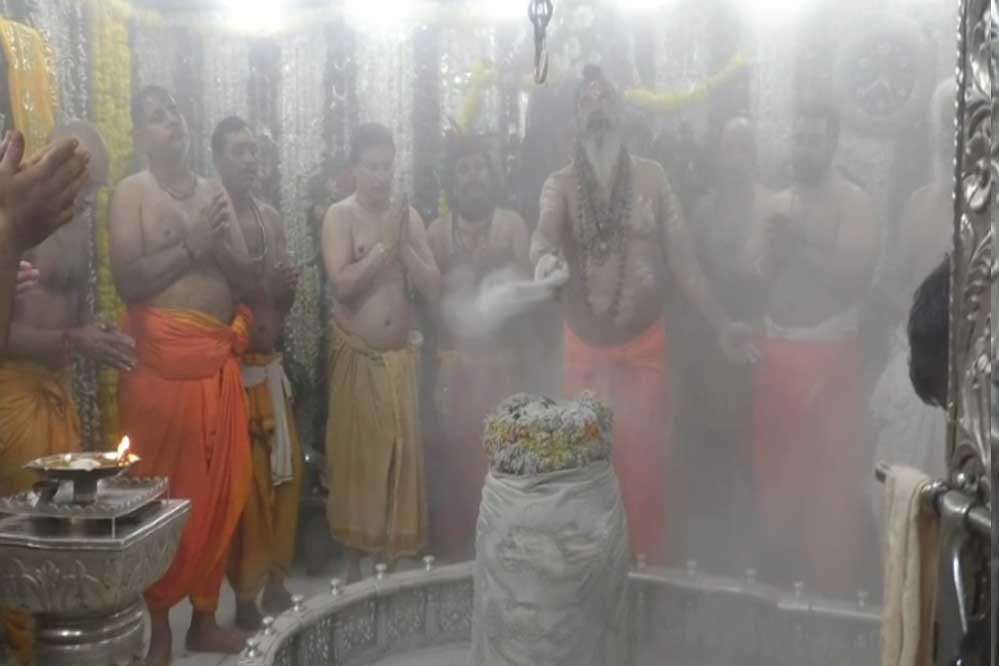 श्रावण मास में विशेष व्यवस्था, भोर में तीन बजे खुले महाकाल मंदिर के द्वार, गूंजा ‘जय श्री महाकाल’ श्रावण मास में विशेष व्यवस्था, भोर में तीन बजे खुले महाकाल मंदिर के द्वार, गूंजा ‘जय श्री महाकाल’