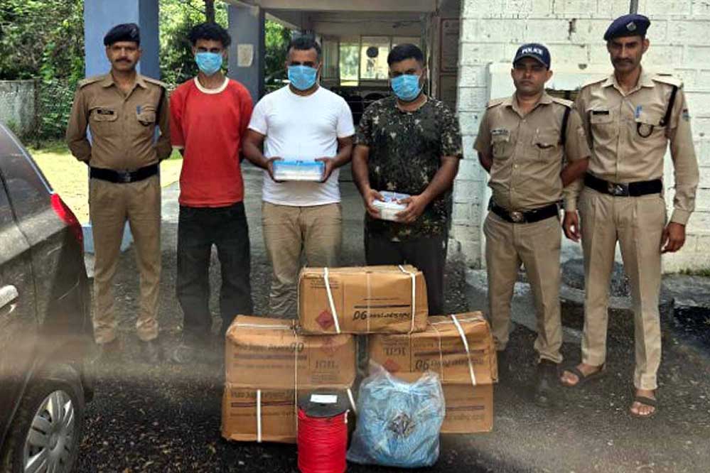 देहरादून में तीन लोगों को 125 किलोग्राम डायनामाइट के साथ पकड़ा, जने कितना नुकसान हो सकता था देहरादून में तीन लोगों को 125 किलोग्राम डायनामाइट के साथ पकड़ा, जने कितना नुकसान हो सकता था